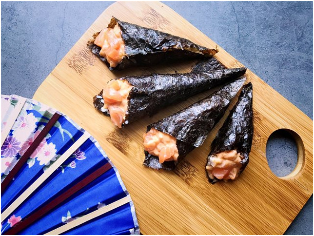 Temaki Cá Hồi – Sushi Cuộn Hình Nón Nhân Cá Hồi